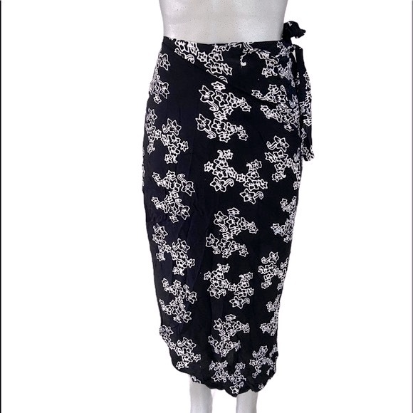 Swim Beach Cover-up Wrap Skirt Black White One Size Pool Lightweight Boho Floral - Picture 3 of 6